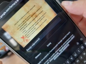 Uczniowie grają w grę Kraina Wyobraźni