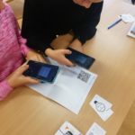 Uczniowie wczytują kody QR