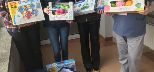 Uczennice z Rady Samorządu Uczniowskiego (Dominika Skowrońska, Lena Wiśniewska oraz Aleksandra Treyderowska) z Siostrą Oddziałową Jolantą Dudą na korytarzu szpitalnym podczas przekazania darów.