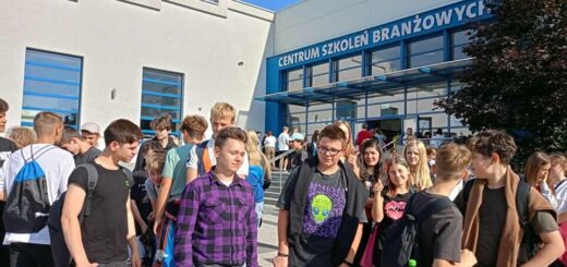 uczniowie stoją przed budynkiem Centrum Szkoleń Branżowych