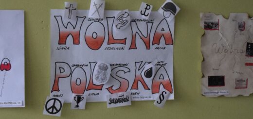 Na zdjęciu widoczne są cztery plakaty, wiszące na żółtej ścianie. Trzy pierwsze są utrzymane duże (tej samej wielkości) , czwarty o połowę mniejszy. Na wszystkich hasłem przewodnim są słowa - wolna Polska. Wszystkie plakaty są utrzymane w narodowej kolorystyce biało- czerwonej.