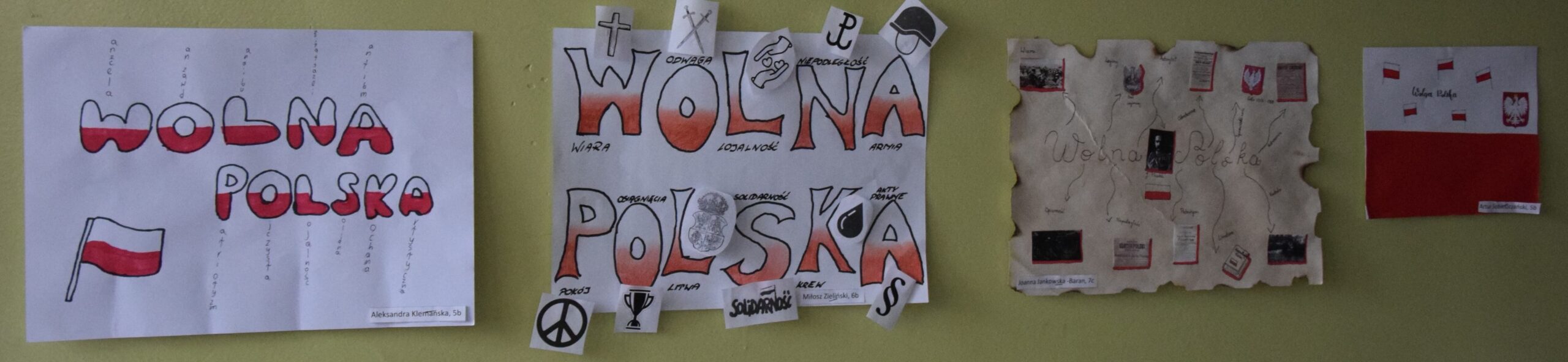 Na zdjęciu widoczne są cztery plakaty, wiszące na żółtej ścianie. Trzy pierwsze są utrzymane duże (tej samej wielkości) , czwarty o połowę mniejszy. Na wszystkich hasłem przewodnim są słowa - wolna Polska. Wszystkie plakaty są utrzymane w narodowej kolorystyce biało- czerwonej.