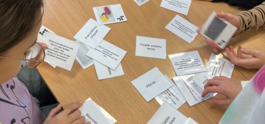 Dzieci układają na stole karty .