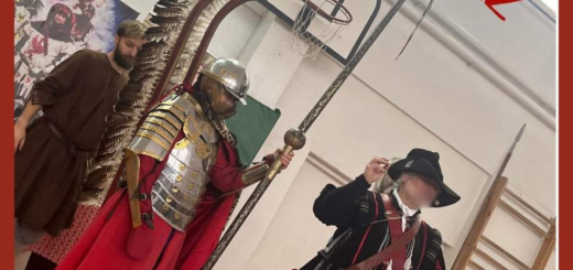 Na zdjęciu stoją dwaj mężczyźni jeden ubrany w zbroję siedemnastowiecznego rycerza z husarii drugi ubrany w strój szwedzkiego żołnierza - czarny kapelusz i czarny płaszcz. 