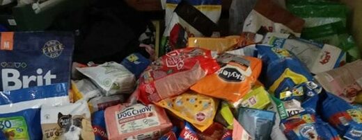 Na zdjęciu leżą różne opakowania karmy dla zwierząt , które są w wielokolorowych torbach.