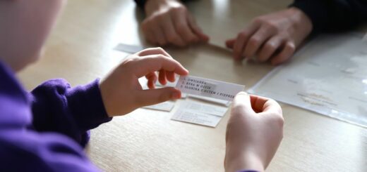 Uczniowie wykonują prace związane z obchodami 300 rocznicy urodzin I.Kanta