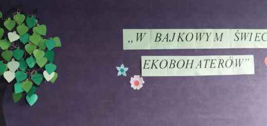 Zdjęcie przedstawia papierowe zielone drzewo z czarnym pniem i napis - W bajkowym świecie ekobohaterów