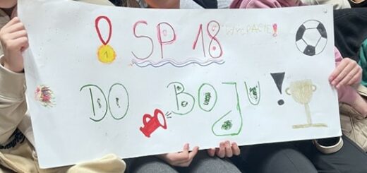 dzieci trzymają biały plakat z napisem- SP 18 do boju.