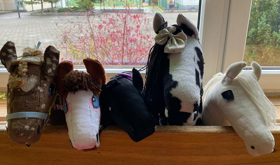 Cztery Hobby Horse zostały zawieszone na parapecie. W tle okno.