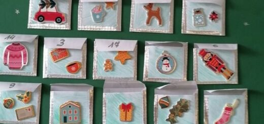 Na zielonym tle ułożone zostały małe koperty  w kształcie choinki.W kopertach znajdują się zadania na poszczególne dni adwentu.