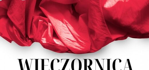 W górnej części zdjęcia łopocząca biało- czerwona flaga Polski, w dolnej części czarny napis - Wieczornica niepodległościowa SP 18 im. Orła Białego