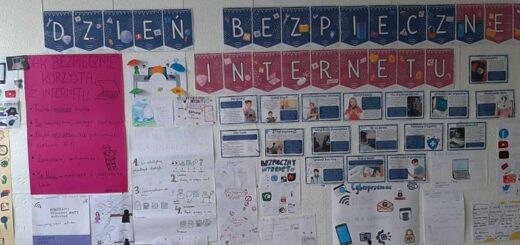 Na ścianie wiszą kolorowe plakaty wykonane przez młodzież mówiące o zasadach obowiązujących w Internecie.