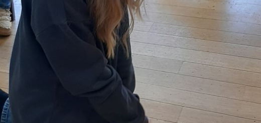 Dziewczynka ćwiczy na fantomie.