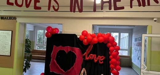 Nad konstrukcją z czerwonymi balonami i wielkim czerwonymi balonami i napisami  - LOVE króluje napis - Love is in the air